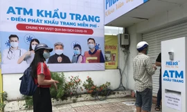 Người dân đến nhận khẩu trang miễn phí tại "ATM khẩu trang" đặt tại số 204 đường Vườn Lài, quận Tân Phú, TPHCM
