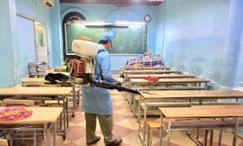 Phun thuốc khử trùng lớp học tại TPHCM