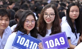 Học sinh lớp 10 TPHCM rạng ngời trong ngày khai giảng