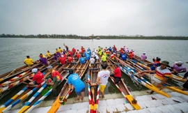 Hàng nghìn người dân cổ vũ đua ghe dưới trời mưa lạnh