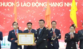 Thứ trưởng Bộ GD&ĐT Nguyễn Văn Phúc (phải) trao Huân chương Lao động hạng Nhất cho đại diện trường HUTECH