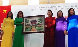 Chủ tịch Quốc hội Nguyễn Thị Kim Ngân tặng quà cho trường TPHCM Chuyên Lê Hồng Phong (từ trái qua là bà Bé Hiền, tân Hiệu trưởng và tiếp theo là bà Yến Trinh)