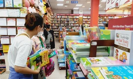 Phụ huynh TPHCM 'đỏ mắt' tìm sách cho con