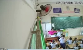 giáo viên H đang nhéo tai một học sinh