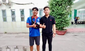 Thiện Nhân và bạn thí sinh đổi quần cho nhau chụp ảnh lưu niệm