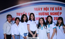 Hoa hậu Việt Nam Tiểu Vy hào hứng tham gia Ngày hội Mở, tư vấn ngành học cho các em học sinh lớp 12