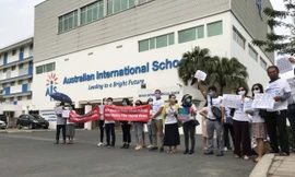 Phụ huynh trường AIS Saigon đứng trước trường phản đối học phí