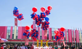 Ông Võ Văn Thưởng - Ủy viên Bộ Chính trị, Trưởng Ban Tuyên giáo Trung ương cũng đại diên các bên cắt băng khánh thành Thành phố giáo dục Quảng Ngãi 