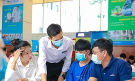 Thí sinh nghe tư vấn tuyển sinh tại một trường đại học ở TPHCM