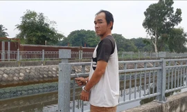 TPHCM: Thiếu tiền tiêu xài, một đối tượng tháo trộm lan can bờ kênh đem bán
