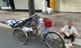 Một người vô gia cư ngồi ở đường Hai Bà Trưng, quận 1 sáng ngày 25/8