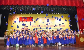 Gần 1.000 sinh viên vui mừng trong ngày lễ tốt nghiệp 