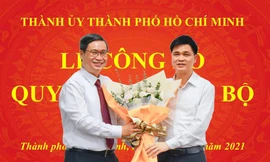 Ông Ngọ Duy Hiểu, Phó Chủ tịch Tổng LĐLĐ VN tặng hoa chúc mừng PGS. TS. Vương Đức Hoàng Quân tại lễ công bố quyết định cán bộ.