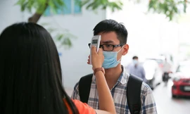 Sinh viên được đo thân nhiệt trong ngày đầu trở lại trường sau gần 1 tuần nghỉ học phòng dịch