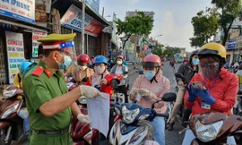 Người trở lại làm việc lần đầu phải có “Thẻ xanh COVID-19 và xét nghiệm âm tính 