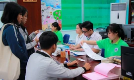 Thí sinh làm hồ sơ đăng ký vào truường ĐH Công nghiệp Thực phẩm TPHCM