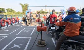 Bến phà An Phú Đông kẻ ô trên mặt phà, mỗi ô cách nhau 2m và yêu cầu người đi phà đứng đúng vị trí đã vẽ.