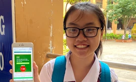 Thí sinh vui mừng khoe điểm kiểm tra ngay sau khi làm bài trực tuyến trên điện thoại