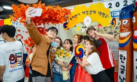 Sinh viên thi viết thư pháp, hào hứng nhảy Kpop