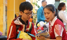 Thí sinh được tình nguyện viên tư vấn ngành học