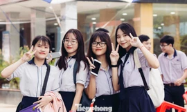 Nữ sinh rạng người trong ngày khai giảng