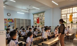 TPHCM: Phụ huynh than phiền nhà vệ sinh dơ bẩn, các loại phí đầu năm học quá lớn