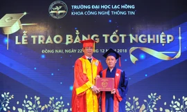 TS Lâm Thành Hiển trao bằng tốt nghiệp cho sinh viên