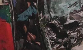 Hai xe khách tông nhau kinh hoàng, hơn 10 người phải nhập viện