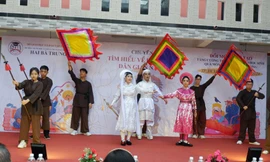 Học sinh cùng thầy cô hào hứng hát đờn ca tài tử giữa sân trường