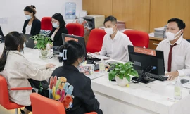 Thí sinh nộp hồ sơ vào trường đại học ở TPHCM