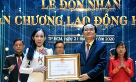 Thừa ủy quyền của Chủ tịch nước, Bộ trưởng Bộ GD&ĐT Phùng Xuân Nhạ đã trao tặng Huân chương Lao động Hạng Ba cho tập thể sư phạm Trường ĐH Văn Lang 