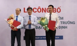 PGS.TS Thái Bá Cần, Chủ tịch Hội đồng Trường Đại học Gia Định trao quyết định bổ nhiệm cho PGS.TS. Võ Trí Hảo và ThS.LS Trịnh Hữu Chung
