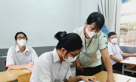 Thi vào 10 ở TPHCM: 9 thí sinh được cán bộ coi thi viết hộ bài