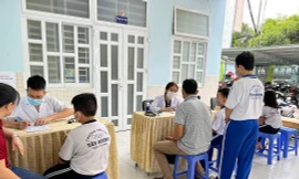 TPHCM: Hơn 200 học sinh dị ứng sau bữa ăn bán trú 