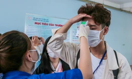 Sinh viên được đo thân nhiệt trước khi vào trường