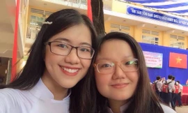 Nguyễn Thị Vân Anh (bên phải), người duy nhất của TPHCM đạt điểm 10 môn Lịch sử