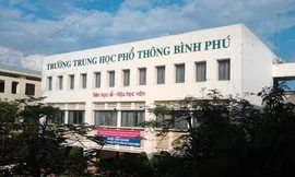 Bị review bán đồng phục, ép mua ba lô: Hiệu trưởng Trường THPT Bình Phú nói do nhân viên làm sai!