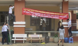 Đình chỉ hiệu trưởng vụ giáo viên treo băng rôn phản đối trong trường