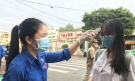  Thi sinh được đo thân nhiệt trước khi vào điểm thi