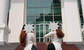 Hai nữ sinh của Trường ĐH Sư phạm TPHCM làm dáng chụp ảnh trước cổng trường.