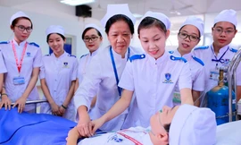 Học phí ngành y đang dẫn đầu trong các ngành học ở nước ta. (ảnh: sinh viên ngành y Trường ĐH Nguyễn Tất Thành trong buổi học thực hành)