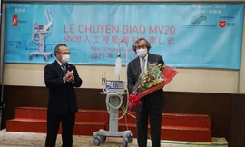 Lễ bàn giao máy thở MV20 cho Việt Nam chống dịch COVID-19 được tổ chức tại Đại sứ quán Việt Nam ở Nhật Bản