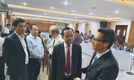 Phó thủ tướng Vũ Đức Đam trao đổi với các đại biểu bên lề buổi làm việc