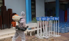 Trường học ở TPHCM khử khuẩn để phòng chống dịch COVID-19