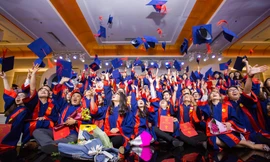 Sinh viên trường ĐH Lạc Hồng vui mừng nhận bằng tốt nghiệp (ảnh LHU)