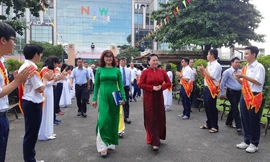 Bà Nguyễn Thị Yến Trinh (áo dài xanh), Hiệu trưởng trường THPT chuyên Lê Hồng Phong đón tiếp Chủ tịch Quốc hội Nguyễn Thị Kim Ngân trong ngày khai giảng 5/9/2018