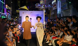 Ngắm TOP 20 Miss Hutech trình diễn áo dài trên Phố đi bộ Bùi Viện