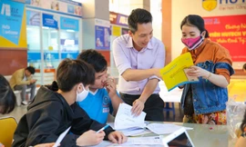 Thí sinh được hướng dẫn chọn ngành và làm hồ sơ xét tuyển tại một trường đại học