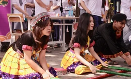 Hơn 2.000 học sinh hào hứng trải nghiệm văn hóa dân gian dịp Giỗ tổ Hùng Vương