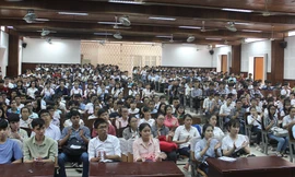 Sinh viên đại học Nông lâm TPHCM trong 1 buổi sinh hoạt toàn trường